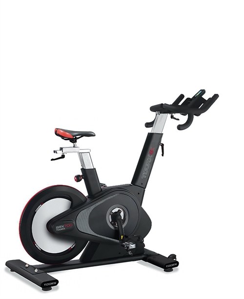 Dette er en TOORX SRX 700 Indoor Bike, spinningscyklen er sort og grå med grå og rød tekst