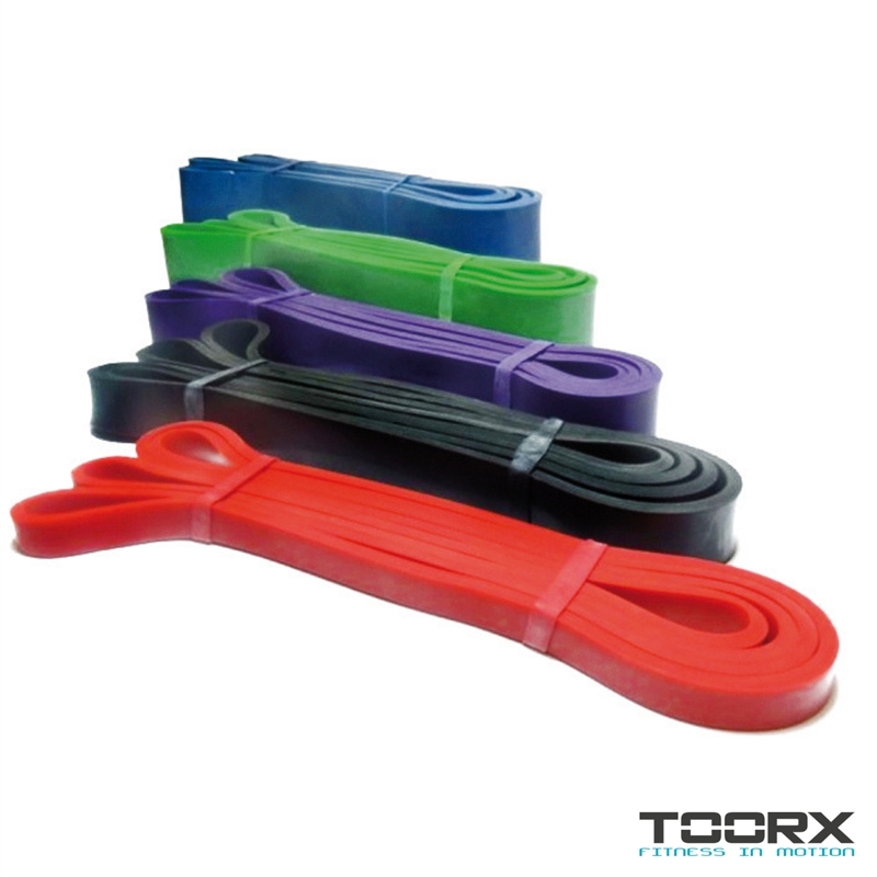 Fem Powerband fra TOORX i rød, sort, lilla, grøn og blå, som ligger ved siden af hinanden.